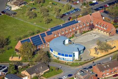 Aerial photo, primary school Mauritiusschule and schoolyard, solar roof, Nordkirchen, Münsterland,