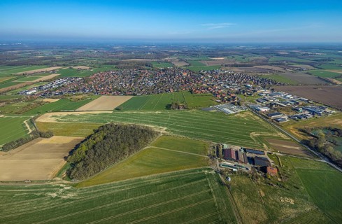 Aerial view, distant view and residential area, local view Südkirchen, right commercial area