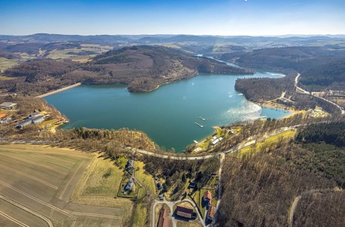 Aerial view, Hennesee Hennetalsperre with dam wall, forest area and hilly landscape, Berghausen,