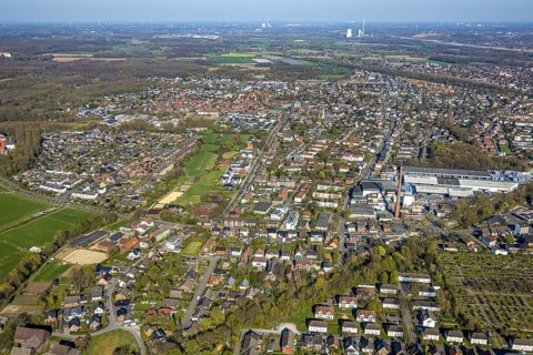 Aerial view, commercial area with Ardagh Glass GmbH with chimney, residential area and park