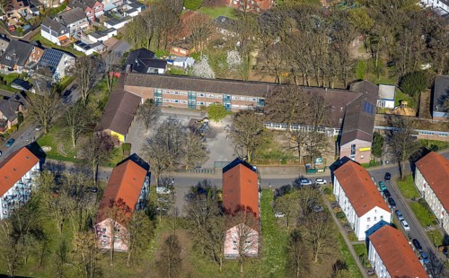 Aerial view, primary school at Heikenberg, multi-family residential buildings