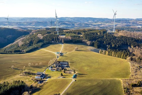 Aerial view, district Wohnsieldlung Stöppel, forest with forest damage, wind power plant,