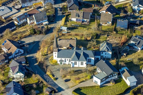 Aerial view, parish church of St. Peter and Paul, Halberbracht, Lennestadt, Sauerland, North