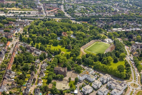 Aerial view, castle park with Strünkede Castle moated castle, Protea Wohnen Am Schloss senior