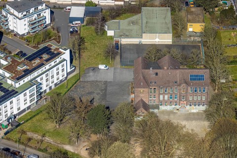 Aerial view, new building senior centre - Protea Wohnen am Schloss, primary school Forellstraße,