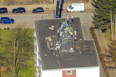 Aerial photo, work on a roof antenna mobile radio, high-rise Lackmanns Hof, Baukau, Herne, Ruhr