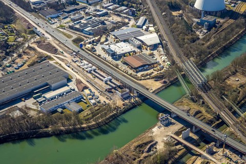 Aerial view, Rhine-Herne Canal, Emscher Bridge Rollbahn (Wanne-Eickel - Hamburg), motorway bridge