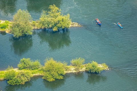 Aerial view, kayaker on the river Ruhr with groynes, Hattingen, Ruhr area, North Rhine-Westphalia,
