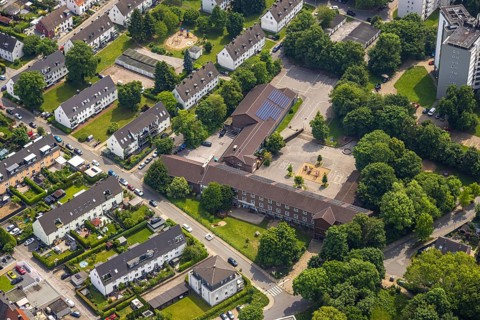 Aerial view, Erik-Nölting-Grundschule with schoolyard and roof with solar panels, Hattingen, Ruhr