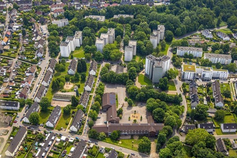 Aerial view, Erik-Nölting-Grundschule with schoolyard and roof with solar panels, triple high-rise