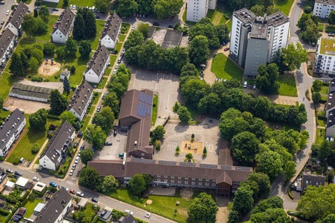 Aerial view, Erik-Nölting-Grundschule with schoolyard and roof with solar panels, 3-fold high-rise