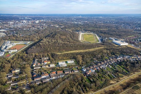 Aerial view, residential area and refugee homes on Katernberger Straße, Halde Zollverein 4/11 slag