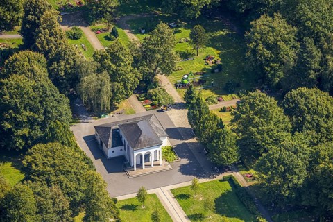 Aerial view, Brauck cemetery burial ground and cemetery chapel, Brauck, Gladbeck, Ruhr area, North