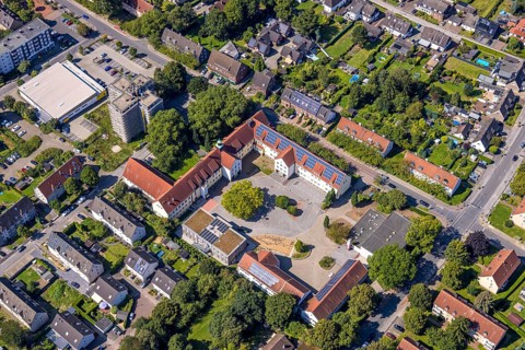 Aerial view, Südparkschule and schoolyard with tree, Brauck, Gladbeck, Ruhr area, North