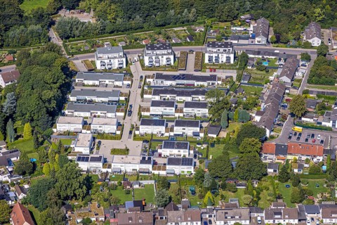 Aerial view, residential area housing estate Alter Sportplatz with flat roof bungalows, Brauck,