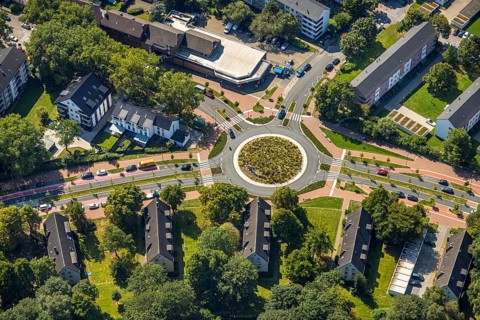 Aerial view, road traffic and planted roundabout Horster Straße and Wiesmannstraße, red marked