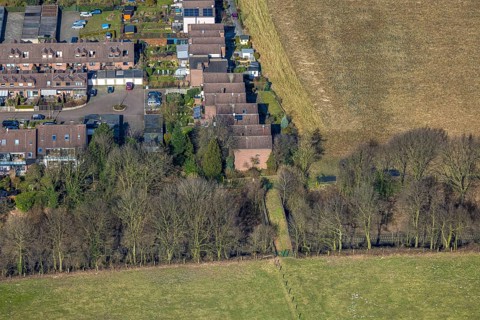 Aerial view, terraced house housing estate Hegemannsweg with green bridge over the railway line,