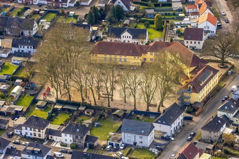 Aerial view, Pestalozzischule GGS Gladbeck and schoolyard surrounded by trees, Zweckel, Gladbeck,