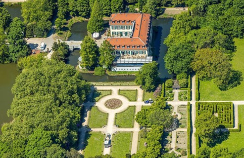 Aerial view, Schloss Berge with castle park, moated castle and hotel, Erle, Gelsenkirchen, Ruhr