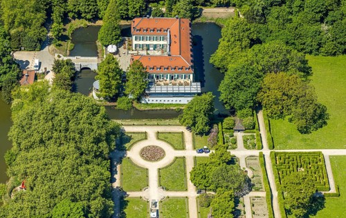 Aerial view, Schloss Berge with castle park, moated castle and hotel, Erle, Gelsenkirchen, Ruhr