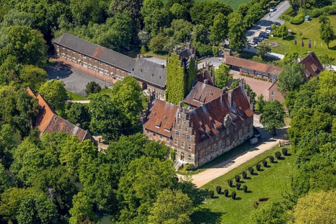 Aerial photo, storks and their nests on the roof of Heessen Castle, stork droppings on the roof,