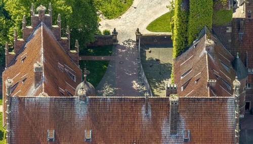 Aerial photo, storks and their nests on the roof of Heessen Castle, stork droppings on the roof,