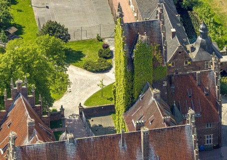 Aerial photo, storks and their nests on the roof of Heessen Castle, stork droppings on the roof,