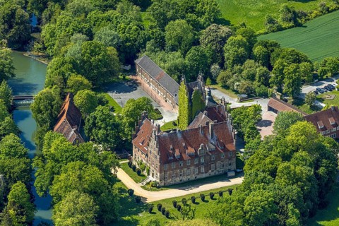 Aerial photo, storks and their nests on the roof of Heessen Castle, stork droppings on the roof,