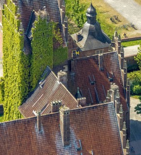 Aerial photo, storks and their nests on the roof of Heessen Castle, stork droppings on the roof,