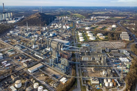 Aerial view, Chemiewerk Ruhr Öl GmbH - BP Gelsenkirchen, distant view, above wind farm Halde