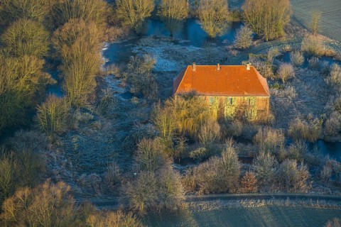 Aerial view, Haus Hohenover, historical landmark with plant growth on the house wall and red roof