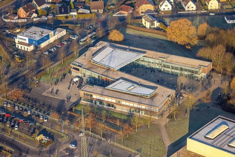 Aerial view, Konrad-Adenauer Realschule and pupils in the schoolyard, Rhynern district, Hamm, Ruhr
