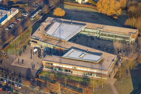 Aerial view, Konrad-Adenauer Realschule and pupils in the schoolyard, Rhynern district, Hamm, Ruhr
