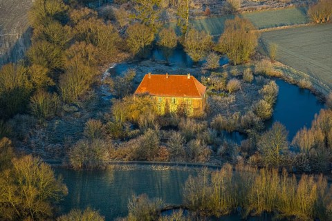 Aerial view, Haus Hohenover, historical landmark with plant growth on the house wall and red roof