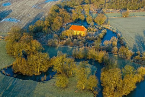 Aerial view, Haus Hohenover, historical landmark with plant growth on the house wall and red roof
