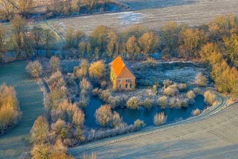 Aerial view, Haus Hohenover, historical landmark with plant growth on the house wall and red roof