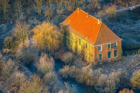 Aerial view, Haus Hohenover, historical landmark with plant growth on the house wall and red roof