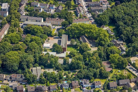 Aerial view, primary school Auf dem Berg, surrounded by green trees, Bergheim, Duisburg, Ruhr area,