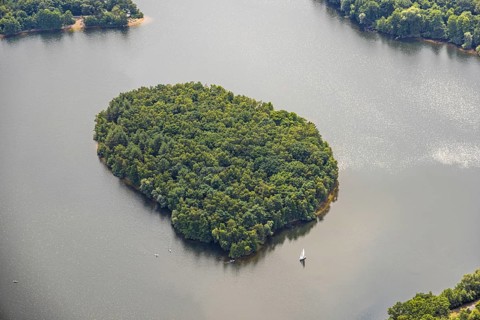 Aerial view, wooded island in the Wildförstersee and sailing boat at the Sechs-Seen-Platte, Wedau,