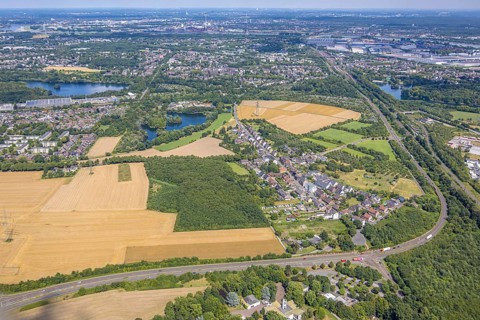 Aerial view, residential area, view of Mühlenberg district on Hohenbudberger Straße, Mühlenbergsee