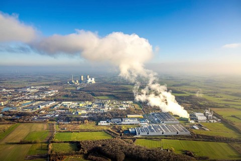 Aerial view, Trianel Gaskraftwerk Hamm GmbH with smoke clouds, behind the RWE power plant