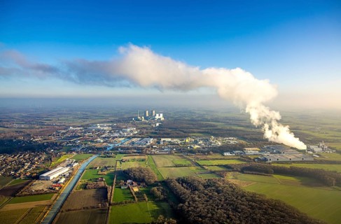 Aerial view, Trianel Gaskraftwerk Hamm GmbH with smoke clouds, behind the RWE power plant