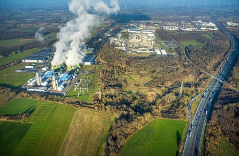 Aerial view, Trianel Gaskraftwerk Hamm GmbH with smoke clouds, Celanese plant Uentrop, motorway A2,