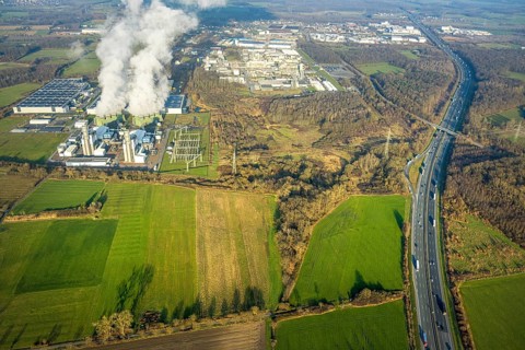 Aerial view, Trianel Gaskraftwerk Hamm GmbH with smoke clouds, Celanese plant Uentrop, motorway A2,