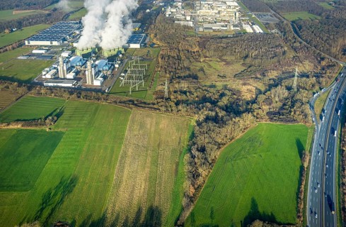 Aerial view, Trianel Gaskraftwerk Hamm GmbH with smoke clouds, Celanese plant Uentrop, motorway A2,