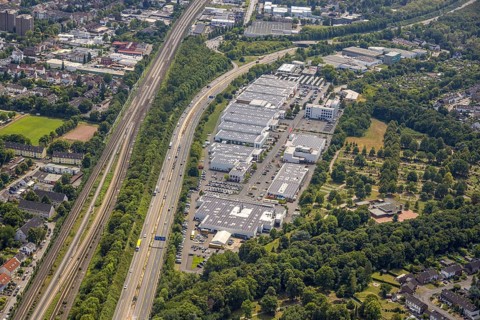 Aerial view, Keniastrasse industrial estate, A59 motorway with Großenbaum junction, railway tracks,