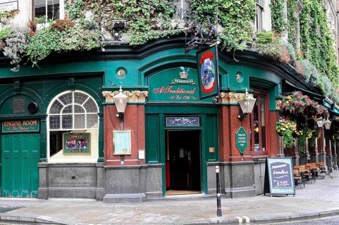 English pub, THE RAILWAY TAVERN since 1736, London, England, Great Britain, Traditional pub with