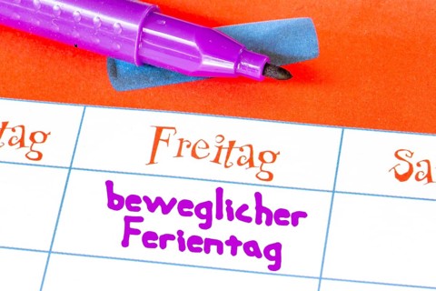 (Photomontage) Close-up of a timetable with added text BEWEGLICHER FERIENTAG