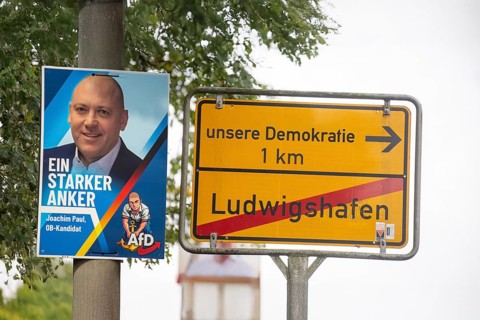 (Photomontage) Poster of the expelled Ludwigshafen mayoral candidate Joachim Paul (AfD), next to a