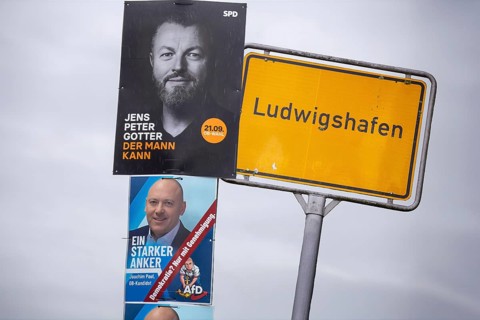 (Photomontage) Town sign and election posters for the mayoral election in Ludwigshafen: Jens Peter